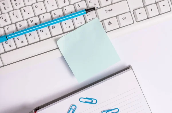 Papel de nota pegajosa na mesa com teclado pc. Flat lay acima espaço em branco cópia notas pegajosas com conceito de negócio. Papéis em branco para mensagens de texto . — Fotografia de Stock