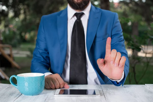 Affärsman med pekfingret framför sig. Affärsmannen håller Lap Top i handen och pekar med fingret. — Stockfoto