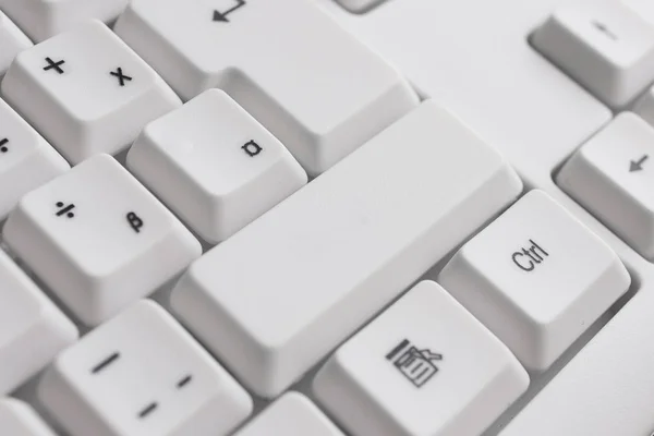 Geschäftskonzept mit Notizen und PC-Tastatur. Farbenfrohe PC-Tastatur mit leerem Kopierraum über weißem Hintergrund. Leere Attrappen für Textnachrichten. — Stockfoto