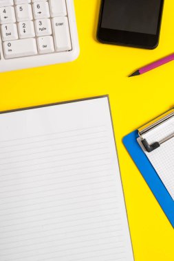 Boş buruşturulmuş beyaz kağıt ile masada kopya alanı ile ataç saat cep telefonu ve pc klavye. Metin mesajları için boş kağıt ile İş kavramı görüntüsü.