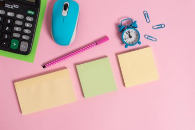 Boş not defterleri çalar saat uyandırma marker tel fare hesap levha klipleri renkli arka plan boş metin önemli olaylar ev ofis okul evi her yerde