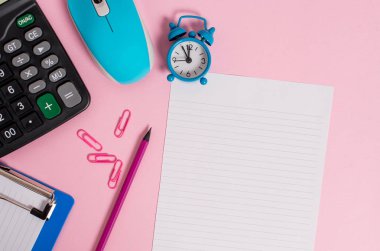 Taşınabilir elektronik hesap makinesi klipleri tel fare pano çalar saat uyandırma kalem çizgili mektup boyutu levha renkli arka plan Boş metin önemli olaylar okul ev ofis