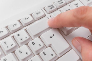 Not ve klavyeli iş konsepti. Beyaz arkaplan telif alanının üzerinde boş kopya alanı olan renkli pc model klavye. Metin iletisi için boş model alanı.