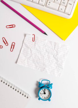 Beyaz kağıt üzerinde kopya alanı ile İş kavramı. Metin mesajları için kopyalama alanı ile beyaz boş kağıt üzerinde düz yatıyordu. Boş beyaz kağıt ile masada Pc keybord saat.