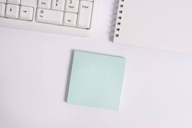 Kopya alanı ile pc klavyesi tarafından beyaz arka plan üzerinde boş not kağıdı. Metin mesajları için boş kağıdın üzerine düz yat.