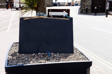 Reklam için kopya alanı ile boş siyah tahta. Metin için boş alan içeren boş koyu tahta. Kopyalama alanı ile reklam konsepti görüntü.