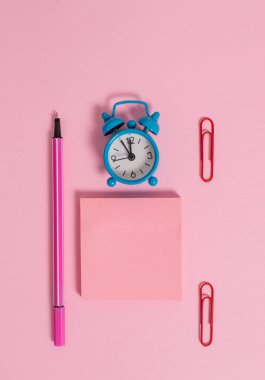 Vintage retro çalar saat uyandırma kare not defteri işaretleyici klipler renkli arka plan Boş metin önemli olaylar ne ev ev okul ofis kolej yapmak