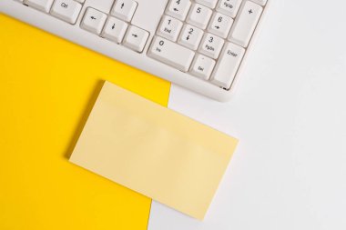 Metin mesajı için kopya alanı renkli kağıt ile İş kavramı. Turuncu arka plan masasının üzerinde kopya alanı ve bilgisayar klavyesi içeren boş kağıt boş kağıt.