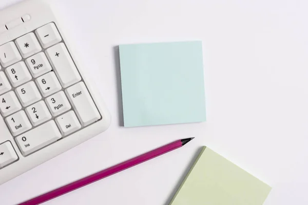 Clavier pc blanc avec papier de note vide et crayon au-dessus du fond blanc. Concept d'entreprise avec notes et clavier PC. Espace papier vierge pour message textuel . — Photo