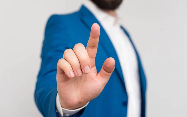 Empresário em suite azul e camisa branca apontando com o dedo no espaço vazio. Espaço de cópia com homem de negócios apontando com o dedo. Conceito de negócio com o homem na suíte . — Fotografia de Stock