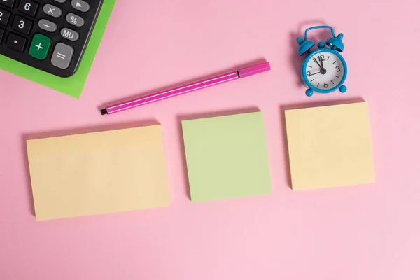 Trois blocs-notes vierges multicolores réveil réveil marqueur feuille calculatrice fond coloré texte vide événements importants maison bureau école maison partout — Photo