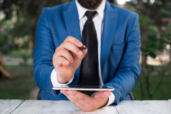 Affärsman som pekar med penna i tomt kopierings utrymme. Affärsidé med man i sviten. Kopiera utrymme med affärsmannen i sviten. — Stockfoto