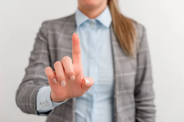 Mulher de negócios apontando com o dedo. Espaço vazio para mensagem de texto com a mão e o dedo apontando para ele. Conceito de negócio digital com mulher de negócios . — Fotografia de Stock