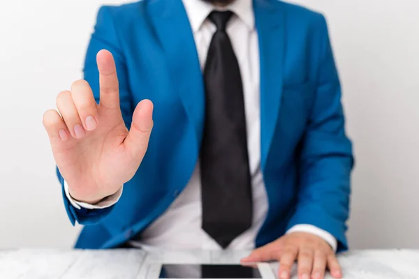 Geschäftsmann mit erhobenem Zeigefinger. Geschäftsmann hält Laptop in der Hand und zeigt mit dem Finger. — Stockfoto