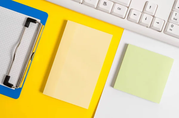 Bedrijfsconcept met Kopieer ruimte gekleurd papier voor tekstbericht. Leeg blanco papier met Kopieer ruimte en PC-toetsenbord boven oranje achtergrond tabel. — Stockfoto