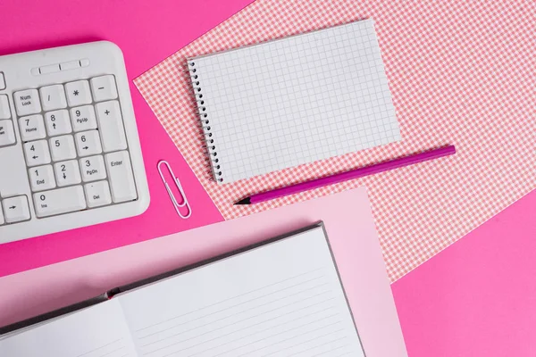 Equipements d'écriture et d'informatique ainsi que du papier mathématique placé sur une toile de fond colorée. Livre épais et stationnaire près des outils de la machine de traitement de l'information au-dessus de la table ordinaire. — Photo