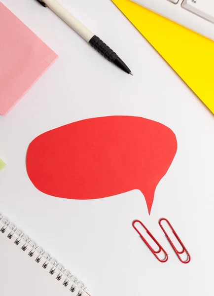 Piros buborék másolja helyet papírt az asztalon órával. Üzleti koncepció üres buboréktérrel a szöveges üzenetek számára. — Stock Fotó