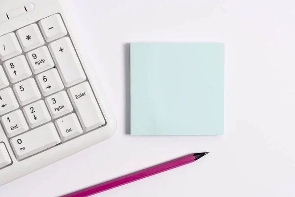 Concept d'entreprise avec notes et clavier PC. Espace papier vierge pour message textuel. Clavier pc blanc avec papier de note vide et crayon au-dessus du fond blanc . — Photo