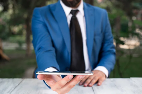 Affärsman med mobiltelefon i handen. Affärsman innehar Lap Top i handen. Affärsidé med pekskärm i handen. — Stockfoto