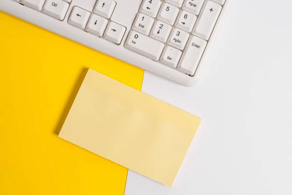 Bedrijfsconcept met Kopieer ruimte gekleurd papier voor tekstbericht. Leeg blanco papier met Kopieer ruimte en PC-toetsenbord boven oranje achtergrond tabel. — Stockfoto