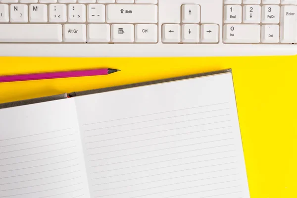 Tomt vitt papper för text meddelanden. Kopiera utrymme på anteckningsboken ovan gul bakgrund med PC-tangentbord och penna på bordet. — Stockfoto