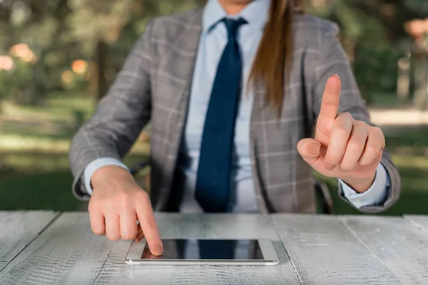 Conceito de mulher de negócios com telefone celular. Conceito de negócio com mulher empresária sentada à mesa e segurando o telefone móvel . — Fotografia de Stock