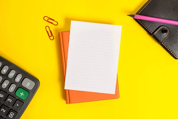 Pile de papiers vides avec de l'espace de copie sur la table. trombones avec des papiers vierges pour les messages texte. Concept d'entreprise avec papiers et trombones . — Photo