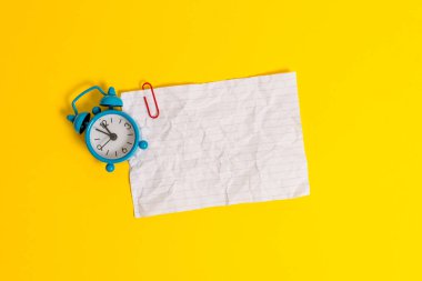 Metal retro vintage çalar saat uyandırma klip ezilmiş sac nota renkli arka plan boş metin önemli olaylar ofis okul ev ne yapmalı yalan