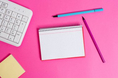 Yazı malzemeleri, bilgisayar malzemeleri ve ahşap bir zemine yerleştirilmiş matematik kağıtları. Klasik tablo üzerindeki veri işleme makinesinin araçlarının yanında durağan ve matematik kitabı.