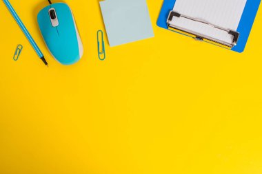 Close view pano boş çizgili kağıt kağıt klip bağlayıcı kalem marker yapışkan not bilgisayar tel fare gadget renkli arka plan Boş metin önemli olaylar