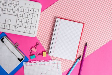 Yazma ekipmanları ve bilgisayar şeyleri artı renkli bir arkaplana yerleştirilmiş matematik kağıtları. Sabit, düz tablonun üzerindeki veri işleme makinesinin araçlarının yanında matematik kitabı.