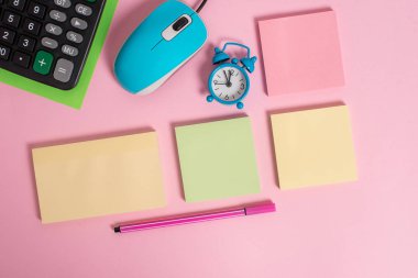 Çok renkli boş not defterleri çalar saat uyandırma işareti tel fare hesap levha renkli arka plan boş metin önemli olaylar ev ofis okul evi her yerde