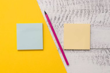 Closeup ön görünüm iki çok renkli boş not defterleri mesaj yapışkan notlar mektup boyutu levha işareti ahşap retro arka plan boş metin önemli olaylar ev ofis okul
