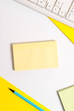 Masada boş kağıtlar olan iş konsepti. Tabloda kopya alanı bulunan kare kağıdı boşlayın. Pc klavyesi ile masanın üzerinde düz yatıyordu ve metin mesajları için alan kağıdı kopyalama.
