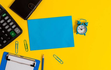 Pano boş kağıt levha kare not kalem klipleri hesap makinesi retro çalar cüzdan saat renkli arka plan mesaj hatırlatma listesi bilgi proje tarifleri listesi ev ofis okul