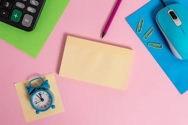 Drát vintage elektronické myš budík budík poznámky klipy dva prázdné papírové listy notepad marker kalkulačka barevné pozadí prázdný text důležité události — Stock fotografie