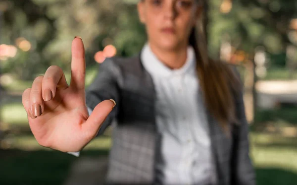 Mulher de negócios na natureza apontando com o dedo para o espaço vazio. Espaço de cópia com mulher de negócios. Suíte cinza na mulher de negócios . — Fotografia de Stock