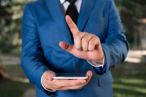 Man med öppnade händer står i sviten. Koncept med kopierings utrymme och man. Komposition bild med händer. — Stockfoto