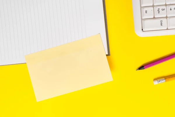 Бізнес-концепція з порожніми паперами на столі. Порожній помаранчевий папір з пробілом для копіювання на жовтому столі. Порожній папір для текстових повідомлень . — стокове фото