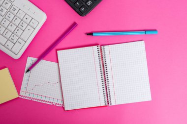 Yazı malzemeleri, bilgisayar malzemeleri ve ahşap bir zemine yerleştirilmiş matematik kağıtları. Klasik tablo üzerindeki veri işleme makinesinin araçlarının yanında durağan ve matematik kitabı.