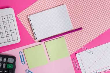 Yazma ekipmanları ve bilgisayar şeyleri artı renkli bir arkaplana yerleştirilmiş matematik kağıtları. Sabit, düz tablonun üzerindeki veri işleme makinesinin araçlarının yanında matematik kitabı.