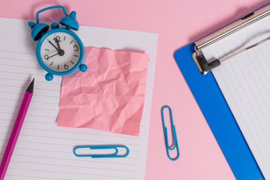 Mektup boyutu çizgili kağıt levha ezilmiş not kalem klipleri marker pano metal vintage çalar saat uyandırma renkli arka plan boş metin önemli olaylar ev ofis okul