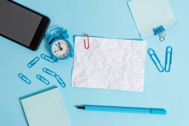 Metal retro vintage çalar saat uyandırma not defteri akıllı lastik bant boş ezilmiş levha not marker klipler renkli arka plan Boş metin önemli olaylar okul evi ofis