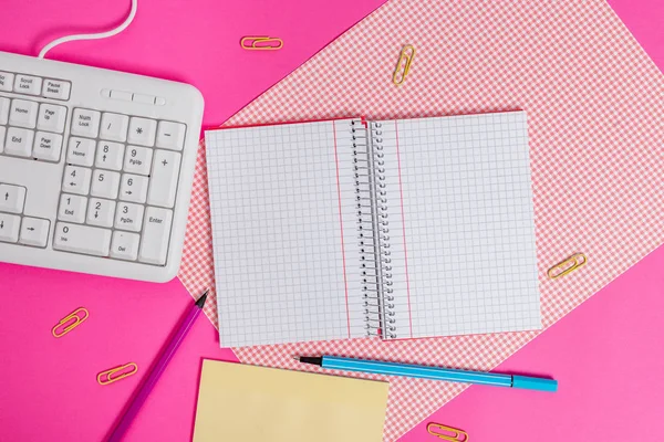 Equipements d'écriture et d'informatique ainsi que du papier mathématique placé sur une toile de fond colorée. Stationnaire, livre de mathématiques près des outils de la machine de traitement de l'information au-dessus de la table ordinaire. — Photo