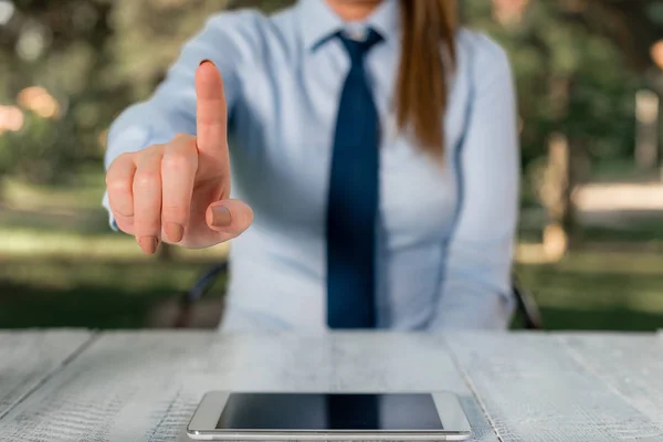 Affärskvinna koncept med mobiltelefon. Affärsidé med kvinnlig affärsman sittande vid bordet och hålla mobiltelefon. — Stockfoto