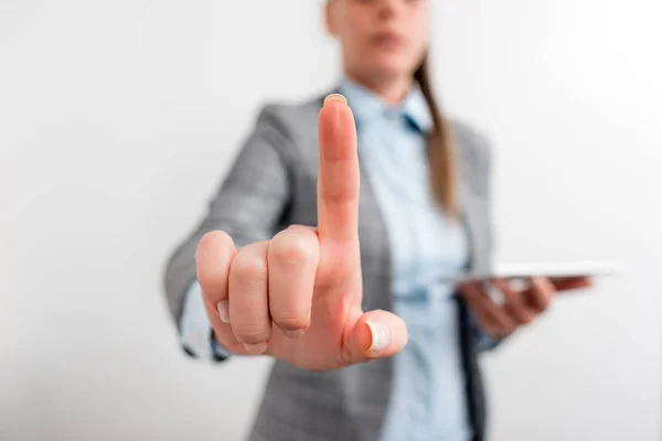 Mulher de negócios apontando com o dedo. Espaço vazio para mensagem de texto com a mão e o dedo apontando para ele. Conceito de negócio digital com mulher de negócios . — Fotografia de Stock