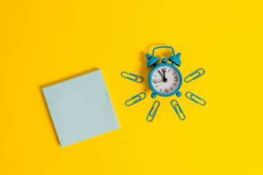 Metal retro vintage çalar saat uyandırma klipleri binders not defteri levha renkli arka plan boş metin önemli olaylar ne ofis okul ev yapmak yalan
