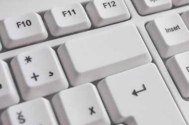 Not ve klavyeli iş konsepti. Beyaz arkaplan telif alanının üzerinde boş kopya alanı olan renkli pc model klavye. Metin iletisi için boş model alanı.