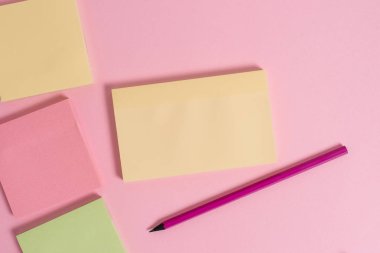Closeup ön görünüm dört çok renkli boş not defterleri mesaj marker kalem tükenmez renkli arka plan boş metin önemli olaylar ev ofis okul evi her yerde