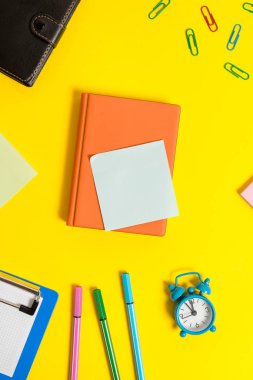 Masanın üzerinde boş fotokopi kağıdı, ataç saat ve kalemlerle yatıyordu. Metin mesajlar için kağıtlarla dolu bir masa içeren iş konsepti.